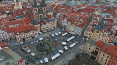 Çek Cumhuriyeti 'nin güzel bir yaz gününde Prag' daki eski kasaba meydanının panoramik hava manzarası. Tyn ve Prag Astronomik Saat Kulesi 'nden önce Leydimizin Kilisesi
