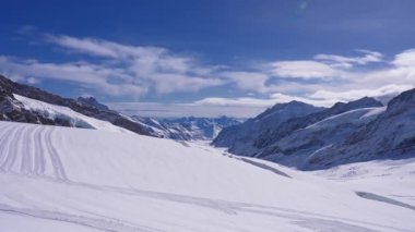 Alplerdeki en büyük buzullar olan Büyük Aletsch Buzulu ve İsviçre 'nin Valais Kantonu' ndaki UNESCO mirası. Aletsch buzulu - İsviçre, Avrupa 'nın Alplerinde buz manzarası