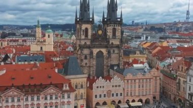Çek Cumhuriyeti 'nin güzel bir yaz gününde Prag' daki eski kasaba meydanının panoramik hava manzarası. Tyn ve Prag Astronomik Saat Kulesi 'nden önce Leydimizin Kilisesi