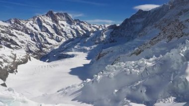 Alplerdeki en büyük buzullar olan Büyük Aletsch Buzulu ve İsviçre 'nin Valais Kantonu' ndaki UNESCO mirası. Aletsch buzulu - İsviçre, Avrupa 'nın Alplerinde buz manzarası