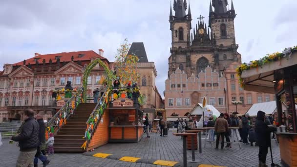 布拉格的老城区广场 该市的主要旅游景点之一 哥特式圣母教堂独特的建筑和天文钟 — 图库视频影像