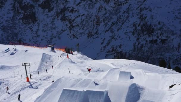 Parque Nieve Estación Esquí Anton Arlberg Gente Esquiando Por Parque — Vídeo de stock