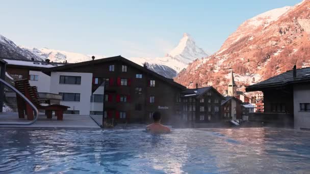 Joven Nadando Una Piscina Infinita Zermatt Suiza Concepto Vacaciones Invierno — Vídeo de stock