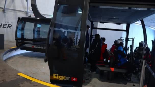 Cabines Esqui Teleférico Que Transportam Esquiadores Através Estação Esqui Grindelwald — Vídeo de Stock