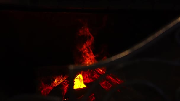 火线和壁炉在超慢速移动的黑色 拍摄与高速电影相机在4K 美丽的壁炉室内设计 — 图库视频影像
