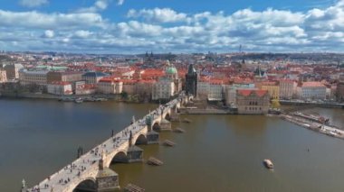 Çek Cumhuriyeti Prag 'daki Vltava Nehri üzerindeki Charles Köprüsü ve Eski Şehir İskelesi mimarisinin manzaralı panoramik hava manzarası