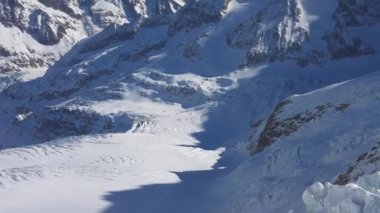 Alplerdeki en büyük buzullar olan Büyük Aletsch Buzulu ve İsviçre 'nin Valais Kantonu' ndaki UNESCO mirası. Aletsch buzulu - İsviçre, Avrupa 'nın Alplerinde buz manzarası