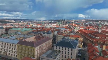 Çek Filarmoni Orkestrası 'na ev sahipliği yapan güzel bir neo-rönesans binası olan Rudolfinum Prag' ın hava manzarası.