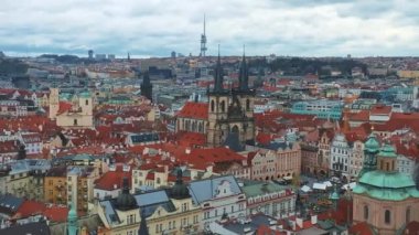 Çek Cumhuriyeti 'nin güzel bir yaz gününde Prag' daki eski kasaba meydanının panoramik hava manzarası. Tyn ve Prag Astronomik Saat Kulesi 'nden önce Leydimizin Kilisesi