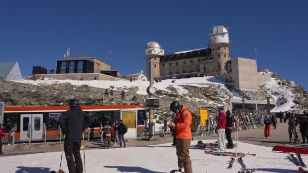 位于Zermatt的Matterhorn山或Cervino山背景的豪华旅馆和Gornergrat天文台 — 图库视频影像