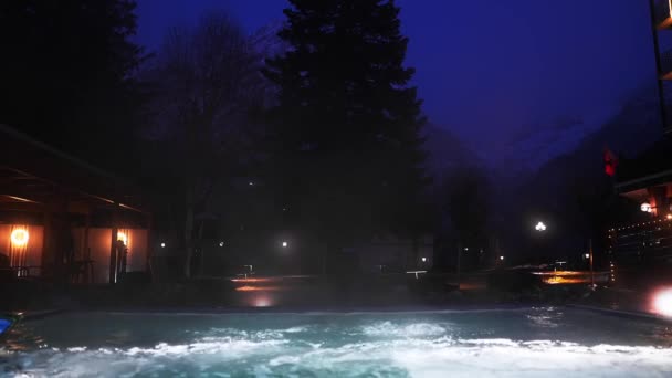 Abend Infinity Pool Grindelwald Schweiz Luxuriöses Winterurlaubskonzept — Stockvideo
