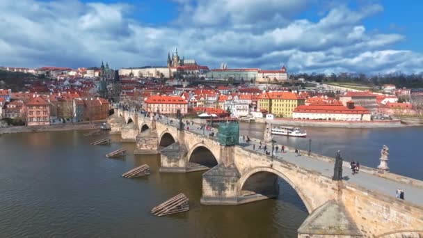 捷克共和国布拉格Vltava河上的旧城码头建筑和查尔斯桥的风景春全景鸟瞰 — 图库视频影像