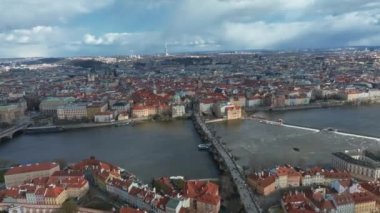 Çek Cumhuriyeti Prag 'daki Vltava Nehri üzerindeki Charles Köprüsü ve Eski Şehir İskelesi mimarisinin manzaralı panoramik hava manzarası