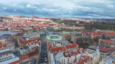 Çek Cumhuriyeti Prag 'daki Vltava Nehri üzerindeki Charles Köprüsü ve Eski Şehir İskelesi mimarisinin manzaralı panoramik hava manzarası