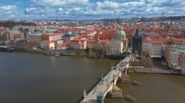 Çek Cumhuriyeti Prag 'daki Vltava Nehri üzerindeki Charles Köprüsü ve Eski Şehir İskelesi mimarisinin manzaralı panoramik hava manzarası