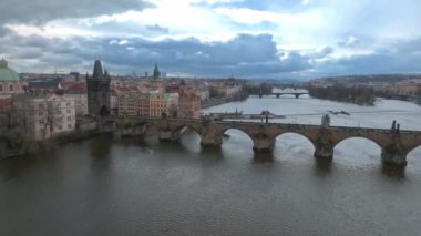 Çek Cumhuriyeti Prag 'daki Vltava Nehri üzerindeki Charles Köprüsü ve Eski Şehir İskelesi mimarisinin manzaralı panoramik hava manzarası