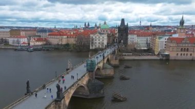 Çek Cumhuriyeti Prag 'daki Vltava Nehri üzerindeki Charles Köprüsü ve Eski Şehir İskelesi mimarisinin manzaralı panoramik hava manzarası