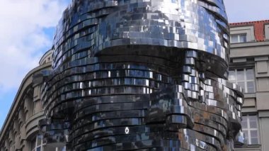 David Cerny, Prag 'da Franz Kafka' nın baş heykelini yaptı. Güzel modern sanat.