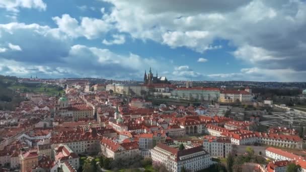 布拉格城堡和圣维图斯大教堂 捷克共和国 全景全景 布拉格 捷克共和国 欧盟历史中心的屋顶景观 — 图库视频影像