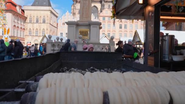 在捷克共和国布拉格街头市场上 Trdelnik 面包店 — 图库视频影像