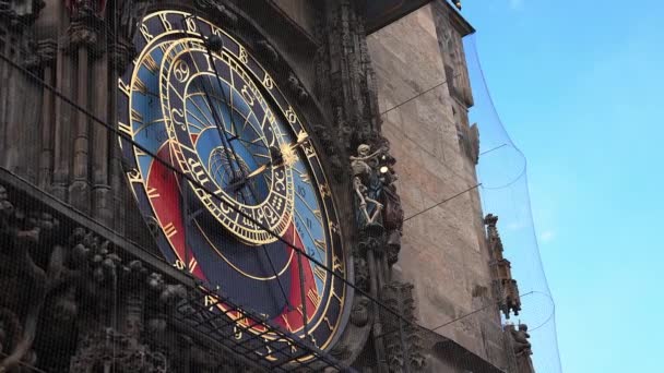捷克布拉格老城广场的中世纪天文钟 — 图库视频影像