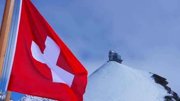 Швейцарский Флаг Ветру Верхней Части Jungfraujoch Около Обсерватории Сфинкс Символ — стоковое видео