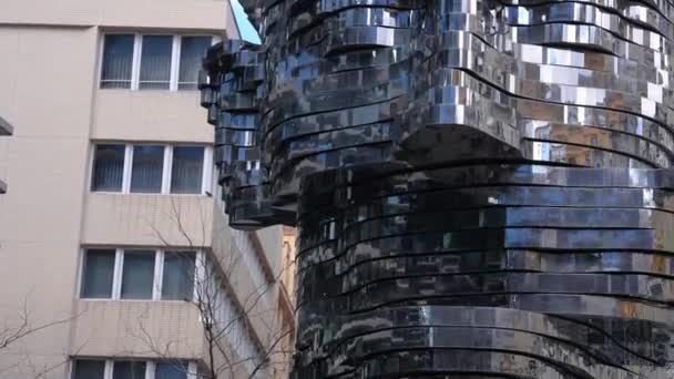 プラハのフランツ カフカの頭部彫刻家デビッド サーニー 美しい現代美術 — ストック動画