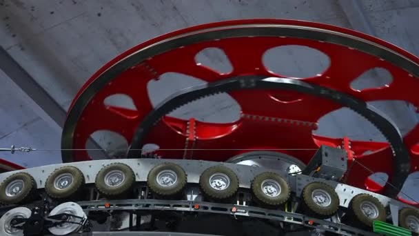 带有钢丝绳的车轮闭合 是缆车机构的一部分 涡轮机制造厂 涡轮机的部分在与试验台相连时旋转着 滑雪升降部分 — 图库视频影像