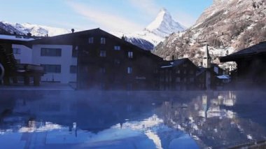 İsviçre, Zermatt 'ta sonsuzluk havuzu. Lüks kış tatili konsepti.