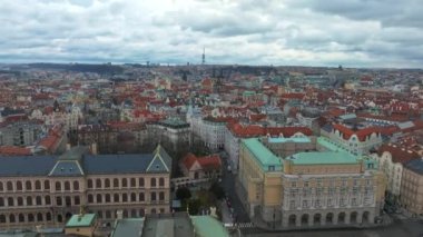 Çek Filarmoni Orkestrası 'na ev sahipliği yapan güzel bir neo-rönesans binası olan Rudolfinum Prag' ın hava manzarası.