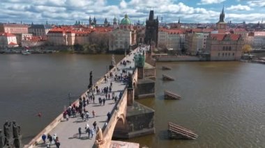 Çek Cumhuriyeti Prag 'daki Vltava Nehri üzerindeki Charles Köprüsü ve Eski Şehir İskelesi mimarisinin manzaralı panoramik hava manzarası