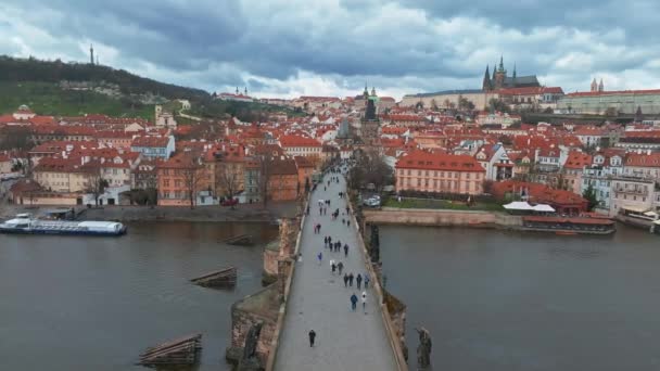 チェコ共和国プラハのヴルタヴァ川にかかる旧市街の桟橋建築とカレル橋の絶景の春のパノラマ — ストック動画