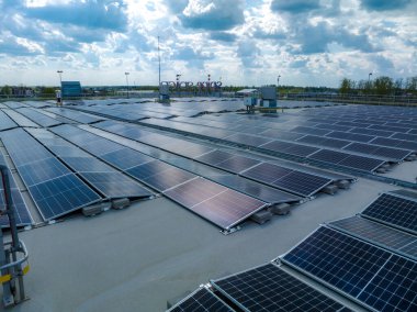 Solar Hücre Tarım Santrali 'nin yakın çekim eko teknolojisi. Bir fotovoltaik güç santralindeki güneş pili panellerinin peyzajı. Sürdürülebilir kaynaklar ve yenilenebilir enerji kavramı. Mavi ton.