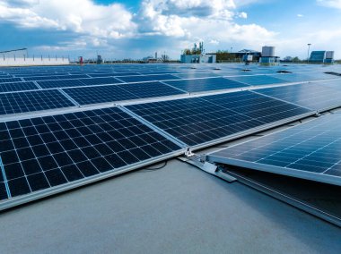 Solar Hücre Tarım Santrali 'nin yakın çekim eko teknolojisi. Bir fotovoltaik güç santralindeki güneş pili panellerinin peyzajı. Sürdürülebilir kaynaklar ve yenilenebilir enerji kavramı. Mavi ton.