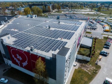 Riga, Letonya 'daki Spice alışveriş merkezinin hava görüntüsü. Çatı güneş panelleriyle kaplı..