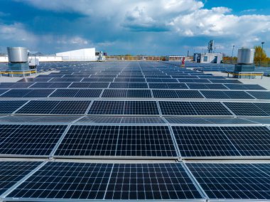 Solar Hücre Tarım Santrali 'nin yakın çekim eko teknolojisi. Bir fotovoltaik güç santralindeki güneş pili panellerinin peyzajı. Sürdürülebilir kaynaklar ve yenilenebilir enerji kavramı. Mavi ton.