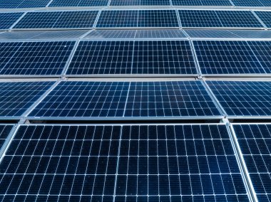 Solar Hücre Tarım Santrali 'nin yakın çekim eko teknolojisi. Bir fotovoltaik güç santralindeki güneş pili panellerinin peyzajı. Sürdürülebilir kaynaklar ve yenilenebilir enerji kavramı. Mavi ton.