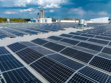 Solar Hücre Tarım Santrali 'nin yakın çekim eko teknolojisi. Bir fotovoltaik güç santralindeki güneş pili panellerinin peyzajı. Sürdürülebilir kaynaklar ve yenilenebilir enerji kavramı. Mavi ton.