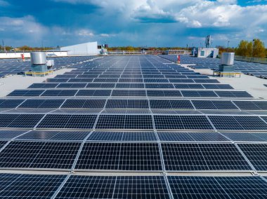 Solar Hücre Tarım Santrali 'nin yakın çekim eko teknolojisi. Bir fotovoltaik güç santralindeki güneş pili panellerinin peyzajı. Sürdürülebilir kaynaklar ve yenilenebilir enerji kavramı. Mavi ton.