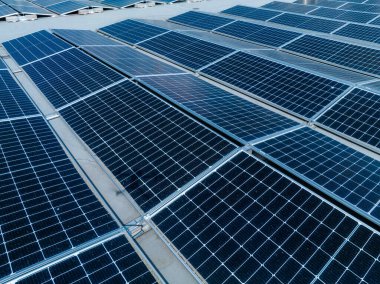 Solar Hücre Tarım Santrali 'nin yakın çekim eko teknolojisi. Bir fotovoltaik güç santralindeki güneş pili panellerinin peyzajı. Sürdürülebilir kaynaklar ve yenilenebilir enerji kavramı. Mavi ton.