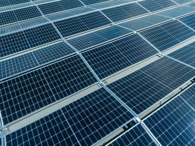 Solar Hücre Tarım Santrali 'nin yakın çekim eko teknolojisi. Bir fotovoltaik güç santralindeki güneş pili panellerinin peyzajı. Sürdürülebilir kaynaklar ve yenilenebilir enerji kavramı. Mavi ton.