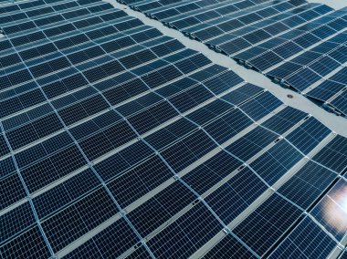 Solar Hücre Tarım Santrali 'nin yakın çekim eko teknolojisi. Bir fotovoltaik güç santralindeki güneş pili panellerinin peyzajı. Sürdürülebilir kaynaklar ve yenilenebilir enerji kavramı. Mavi ton.