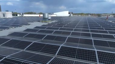 Solar Hücre Tarım Santrali 'nin yakın çekim eko teknolojisi. Bir fotovoltaik güç santralindeki güneş pili panellerinin peyzajı. Sürdürülebilir kaynaklar ve yenilenebilir enerji kavramı. Mavi ton.