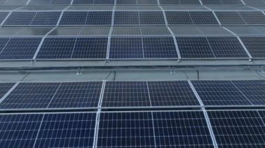 Solar Hücre Tarım Santrali 'nin yakın çekim eko teknolojisi. Bir fotovoltaik güç santralindeki güneş pili panellerinin peyzajı. Sürdürülebilir kaynaklar ve yenilenebilir enerji kavramı. Mavi ton.