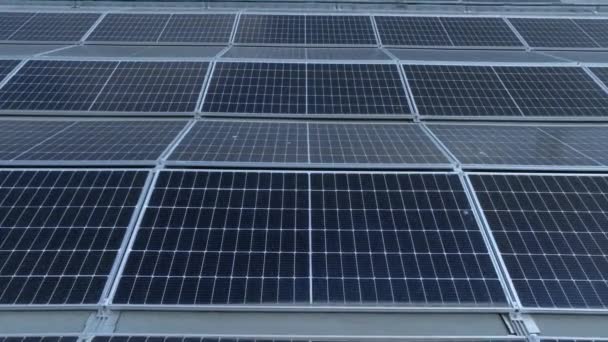位于拉脱维亚里加的香料购物中心的空中景观 屋顶上覆盖着太阳能电池板 — 图库视频影像