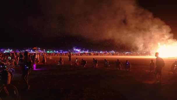 Building Burning Night Middle Desert Music Festival People Watching Building — Stock Video