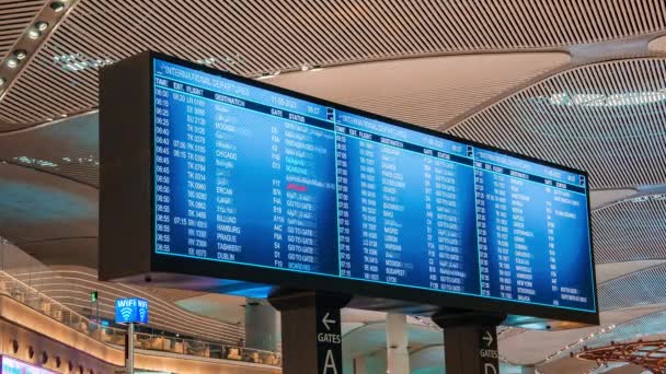 Zeitraffer Menschen Auf Internationalen Flughäfen Betrachten Die Fluginformationstafel Und Überprüfen — Stockvideo
