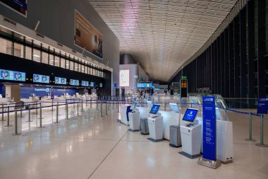 Coronavirus salgını ve havayolu uçuşlarının durdurulması nedeniyle havaalanı terminalindeki boş kayıt masaları.