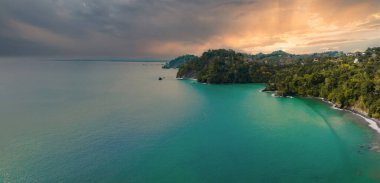 Kosta Rika 'daki Manuel Antonio Ulusal Parkı' nın havadan görünüşü. Birçok vahşi yaşam, tropikal bitkiler ve Pasifik sahillerindeki paradisikal plajlarla en iyi Turist Çekimi ve Doğa Koruma Alanı..