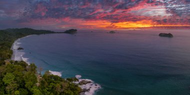 Kosta Rika 'daki Manuel Antonio Ulusal Parkı' nın havadan görünüşü. Birçok vahşi yaşam, tropikal bitkiler ve Pasifik sahillerindeki paradisikal plajlarla en iyi Turist Çekimi ve Doğa Koruma Alanı..
